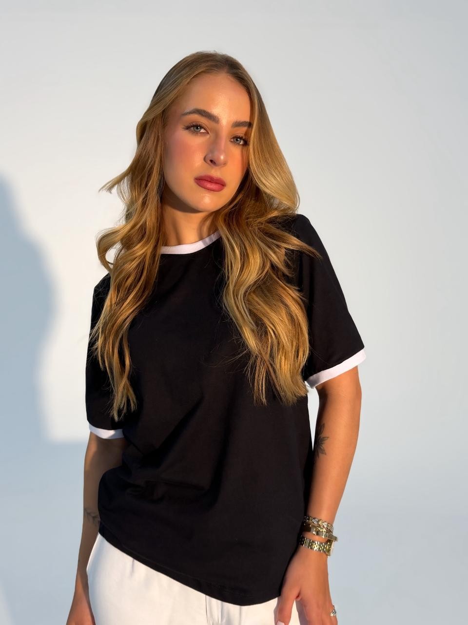 T-shirt Feminina Alice Cor Preta Com detalhe Bicolor