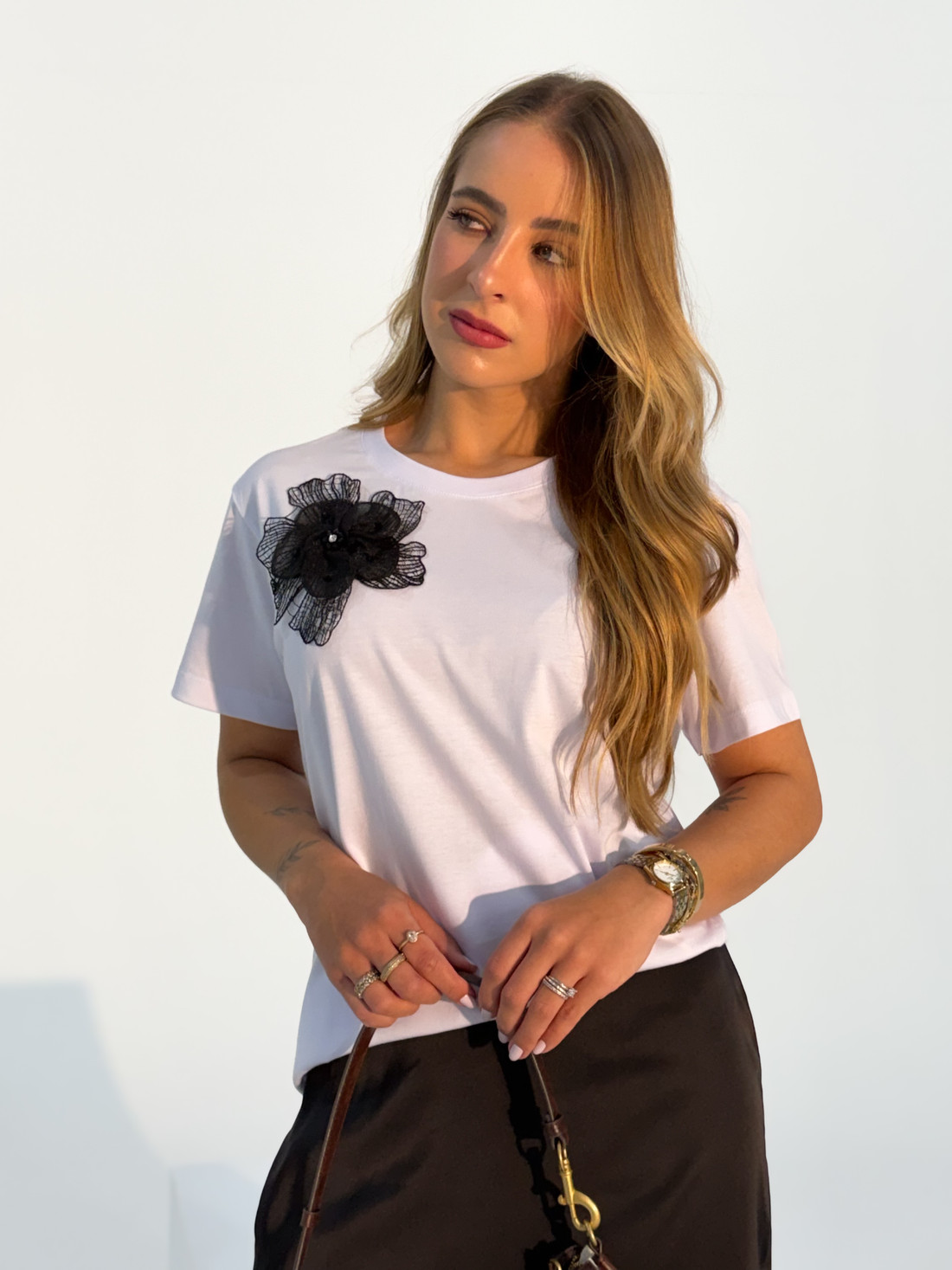 T-shirt Feminina Mayara Com Flor Cor Branca