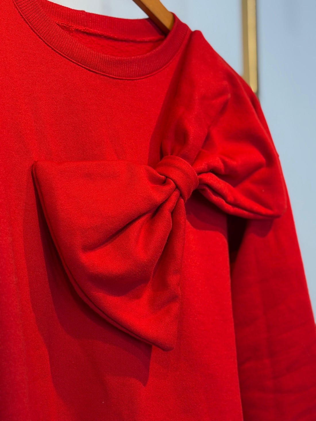 Moletom Adriana de Laço no ombro vermelho Moletom Adriana de Laço no ombro vermelho