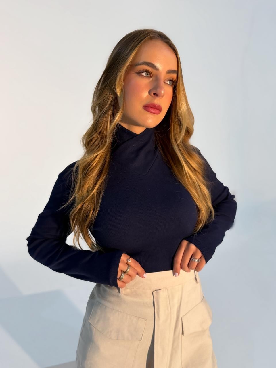 Blusa Lorena Gola Alta Marinho Blusa Lorena Gola Alta Marinho