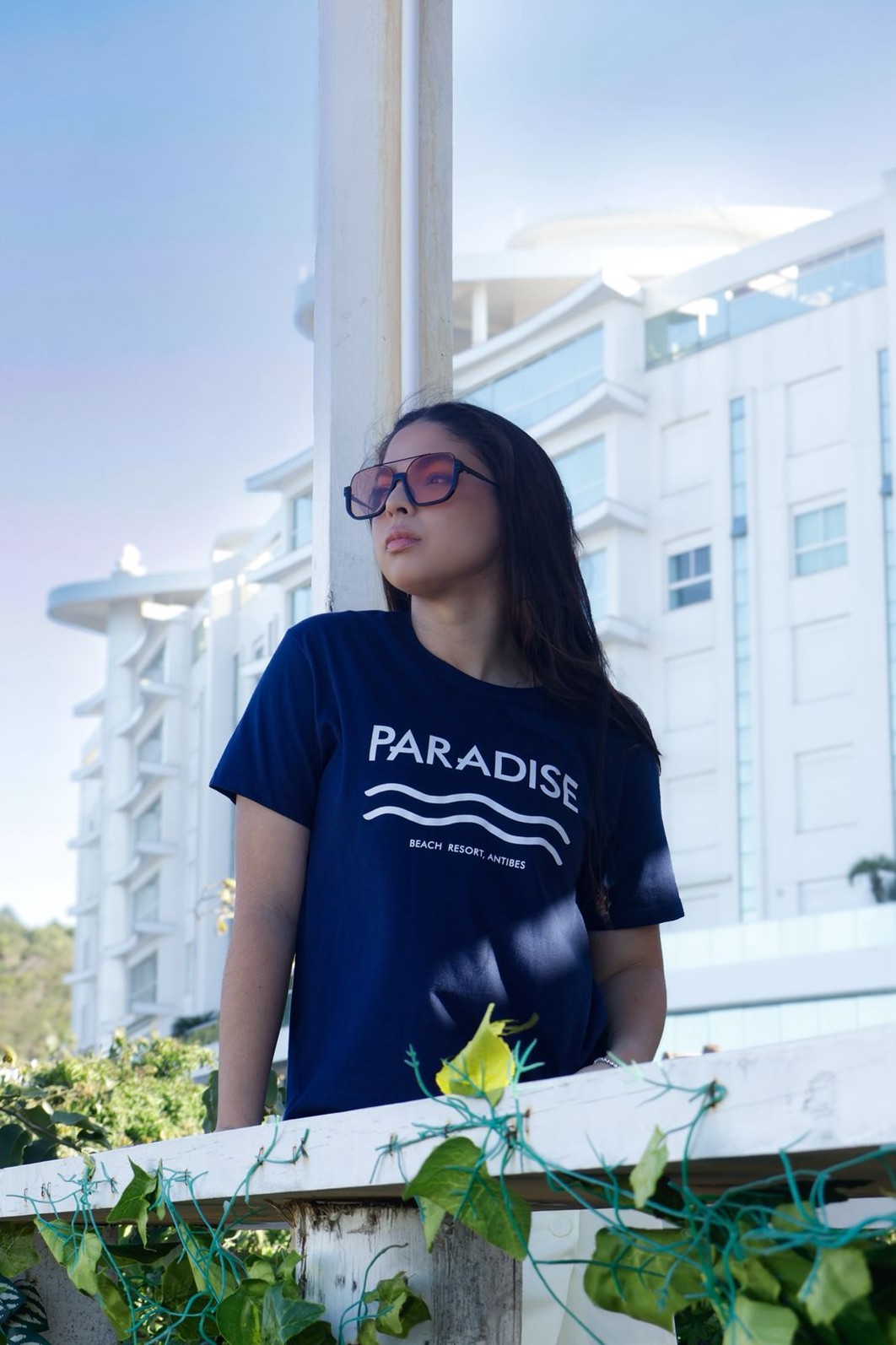 Camiseta T-shirt feminina Resorts cor azul marinho