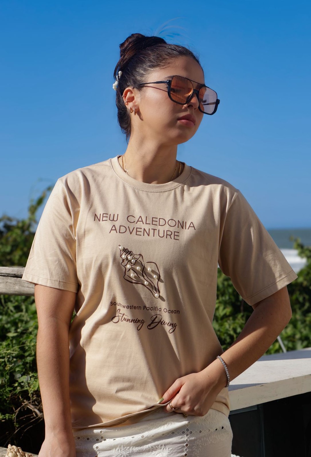 Camiseta T-shirt feminina Naiara cor cappuccino (modelagem over)