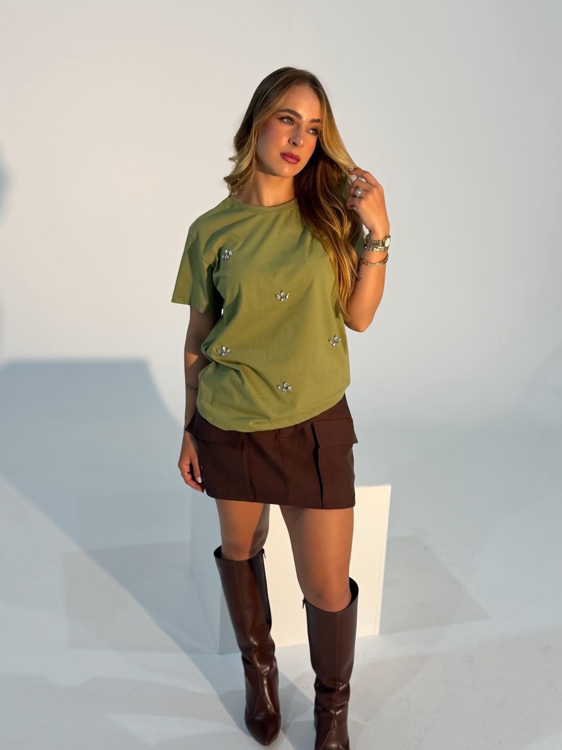 T-shirt Feminina Pamela Bordada Cor Verde Oliva