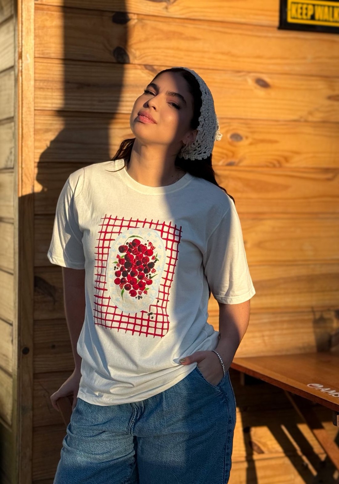 Camiseta T-shirt feminina Angelica cor off white (modelagem over off white)