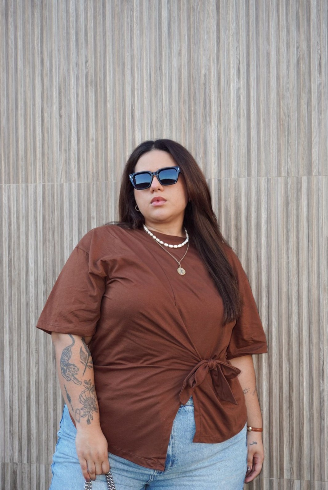 T-shirt Feminina Paloma Plus Size Detalhe Transpassada Cor Marrom T-shirt Feminina Paloma Plus Size Detalhe Transpassada Cor Marrom