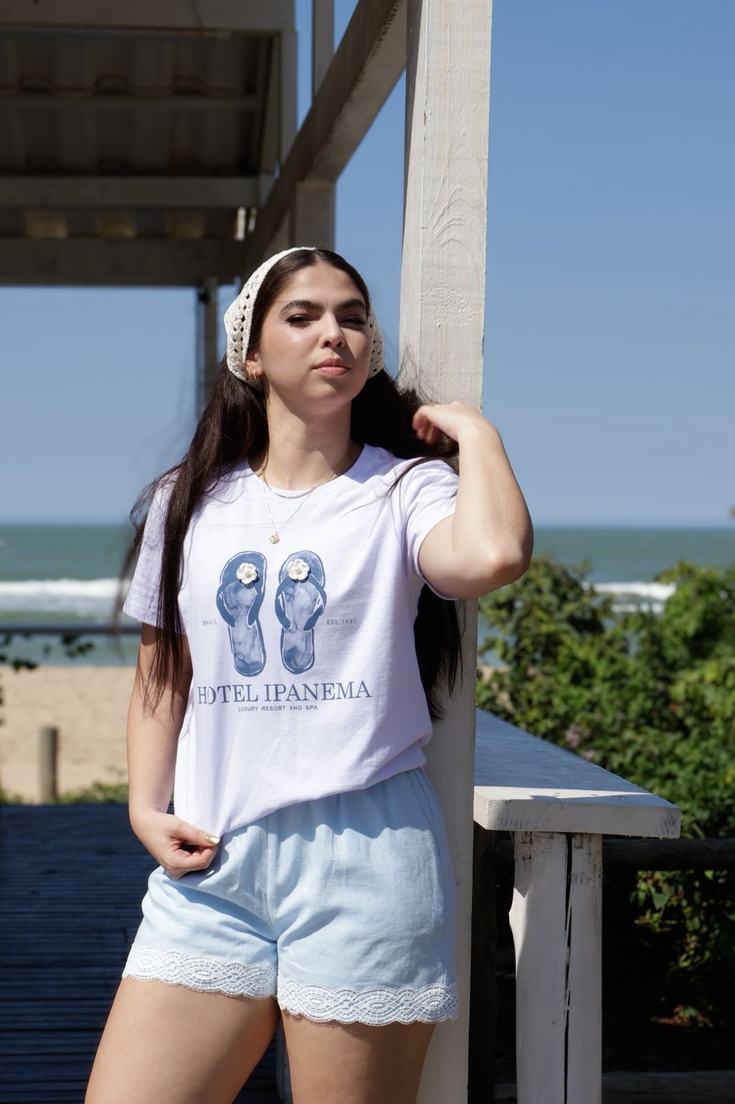 Camiseta T-shirt feminina Ipanema cor branco (peça bordada com crochê)