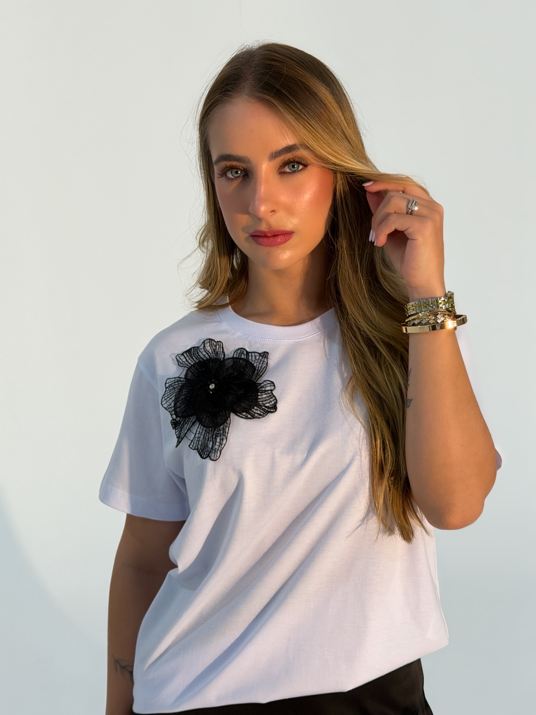 T-shirt Feminina Mayara Com Flor Cor Branca