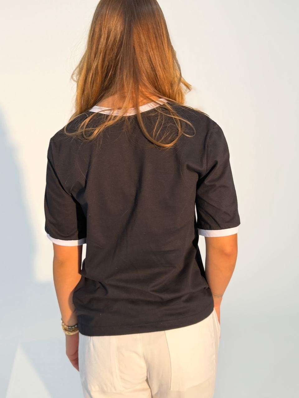 T-shirt Feminina Alice Cor Preta Com detalhe Bicolor