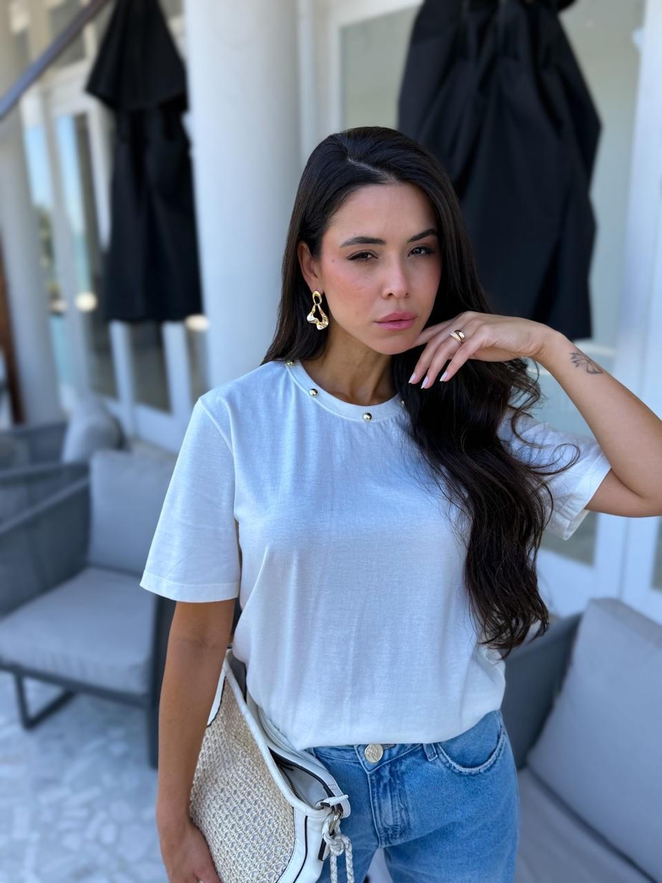 T-shirt Feminina Adri Bordada a Mão na Cor Off White