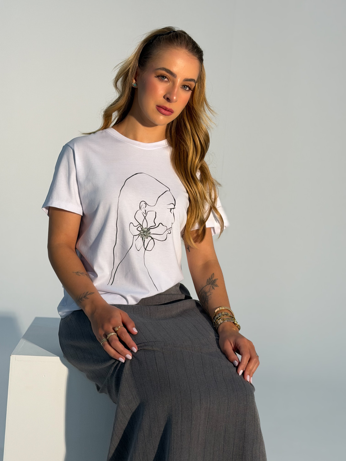 T-shirt Feminina Thamiriz Cor Branca Bordado de Strass