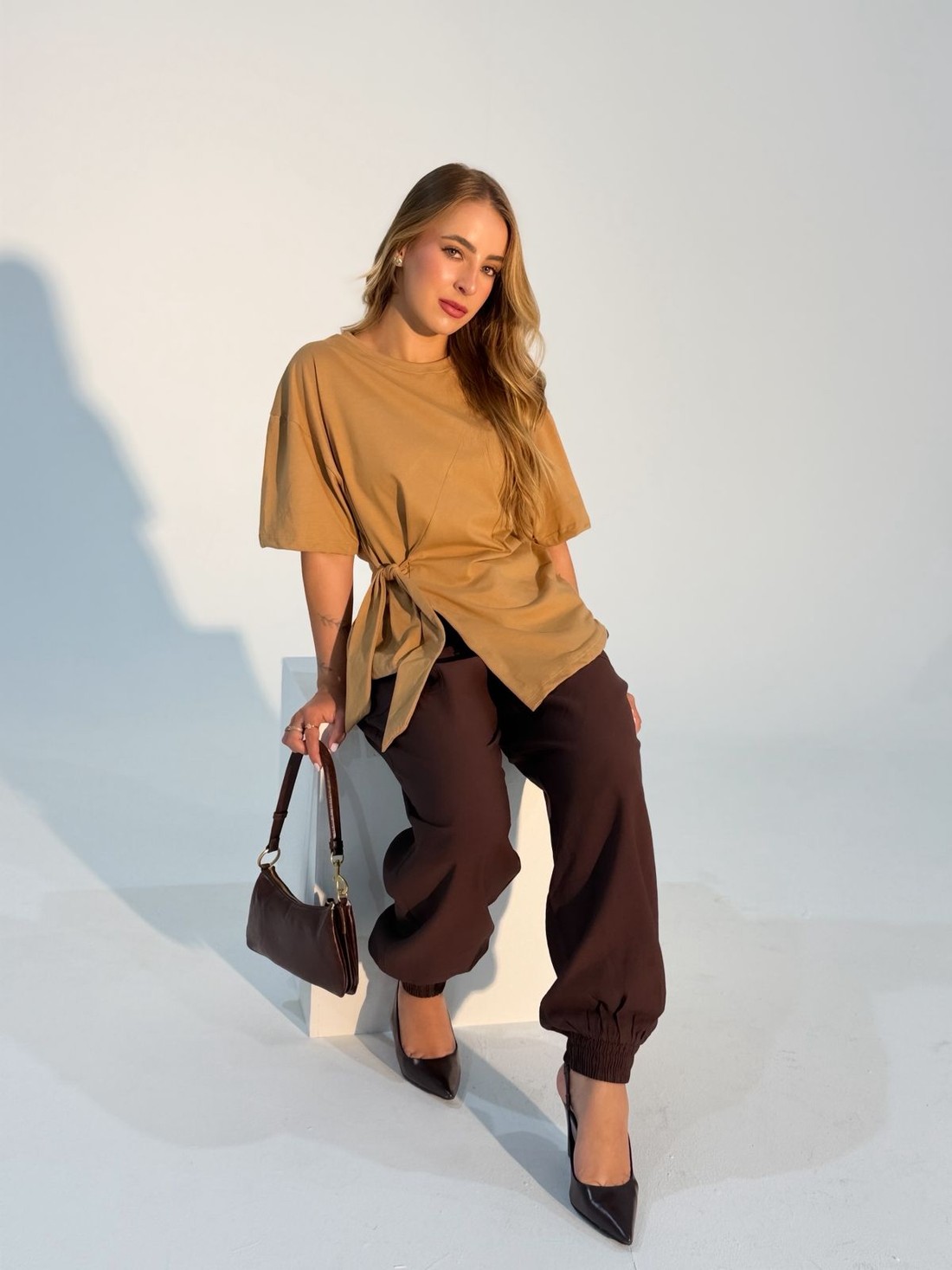 T-shirt Feminina Paloma Detalhe Frontal Transpassado Café com leite T-shirt Feminina Paloma Detalhe Frontal Transpassado Café com leite