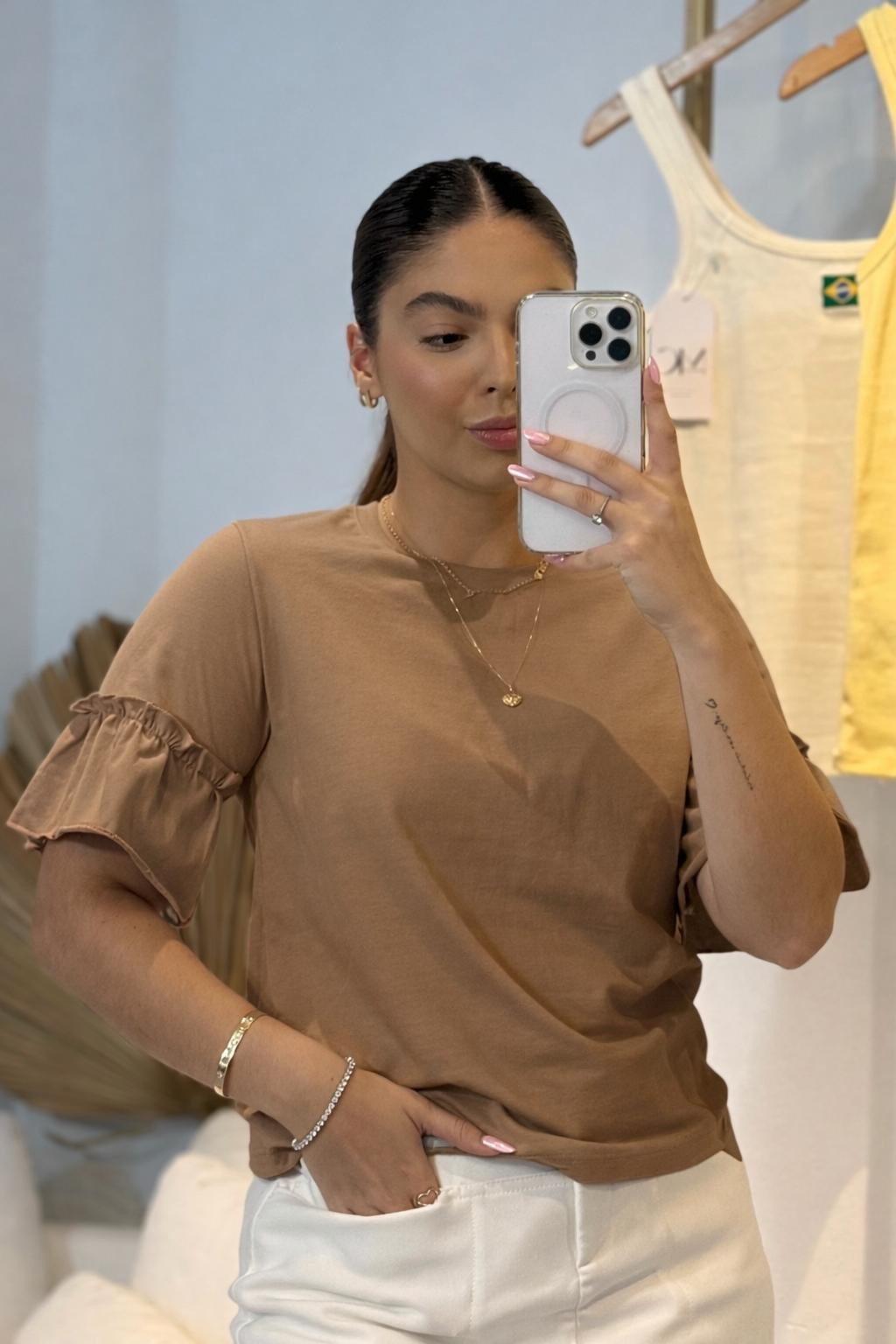 T-shirt Ana com manga 3/4 com babado cor azul claro e marrom claro