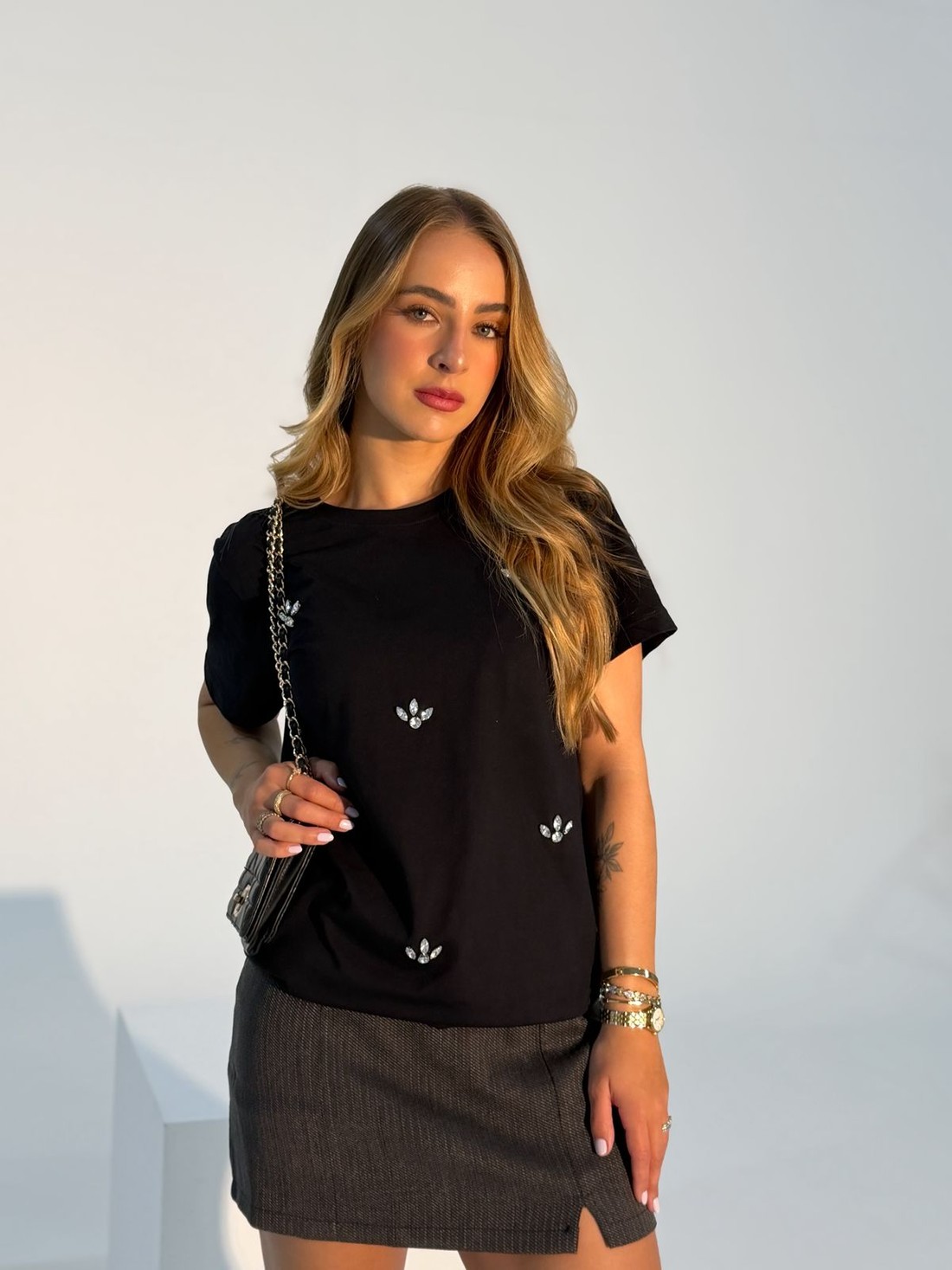 T-shirt Feminina Pamela Bordada Cor preta