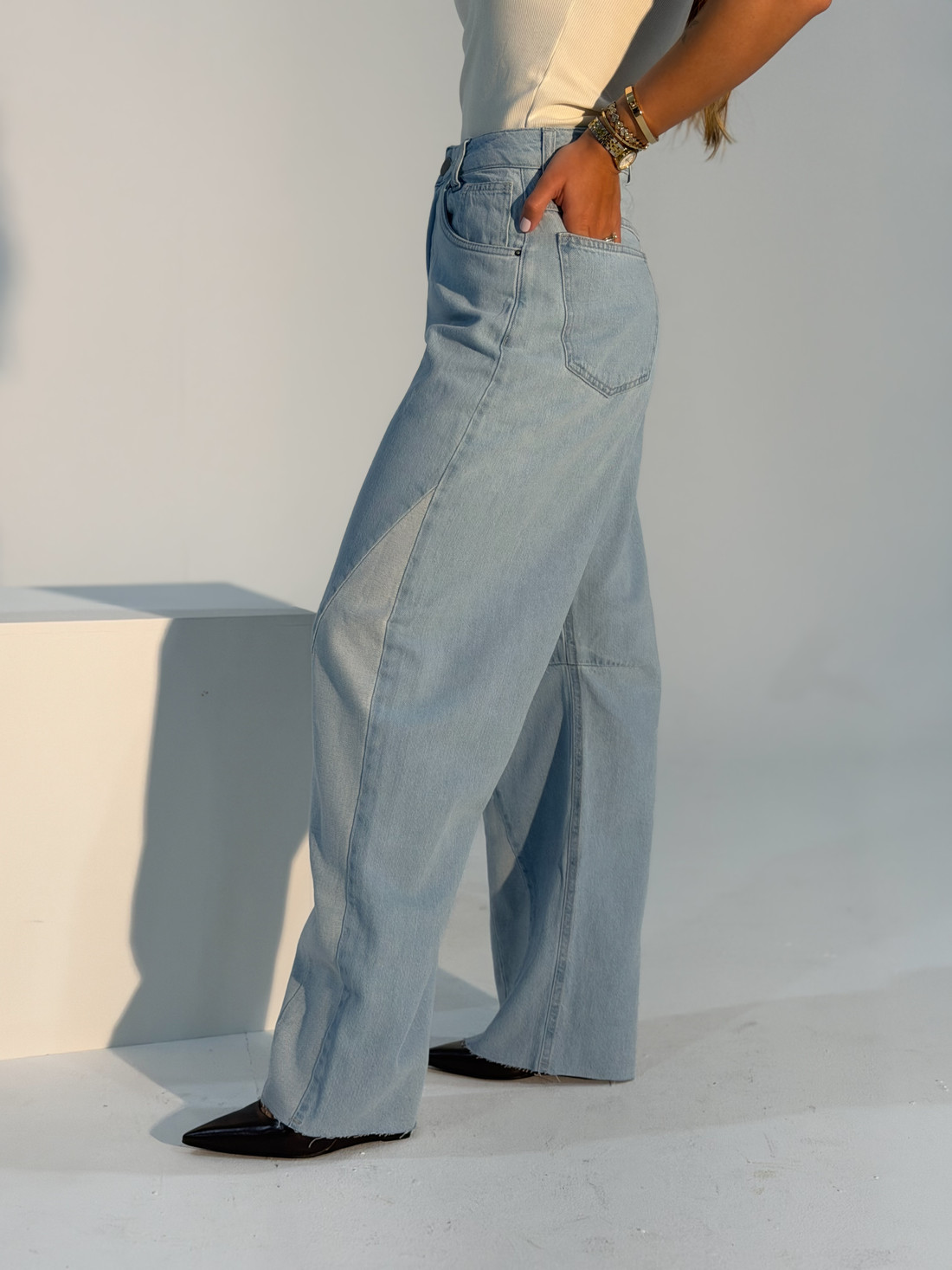 Calça Celeste Jeans Claro Barrel detalhe Lateral Calça Celeste Jeans Claro Barrel detalhe Lateral