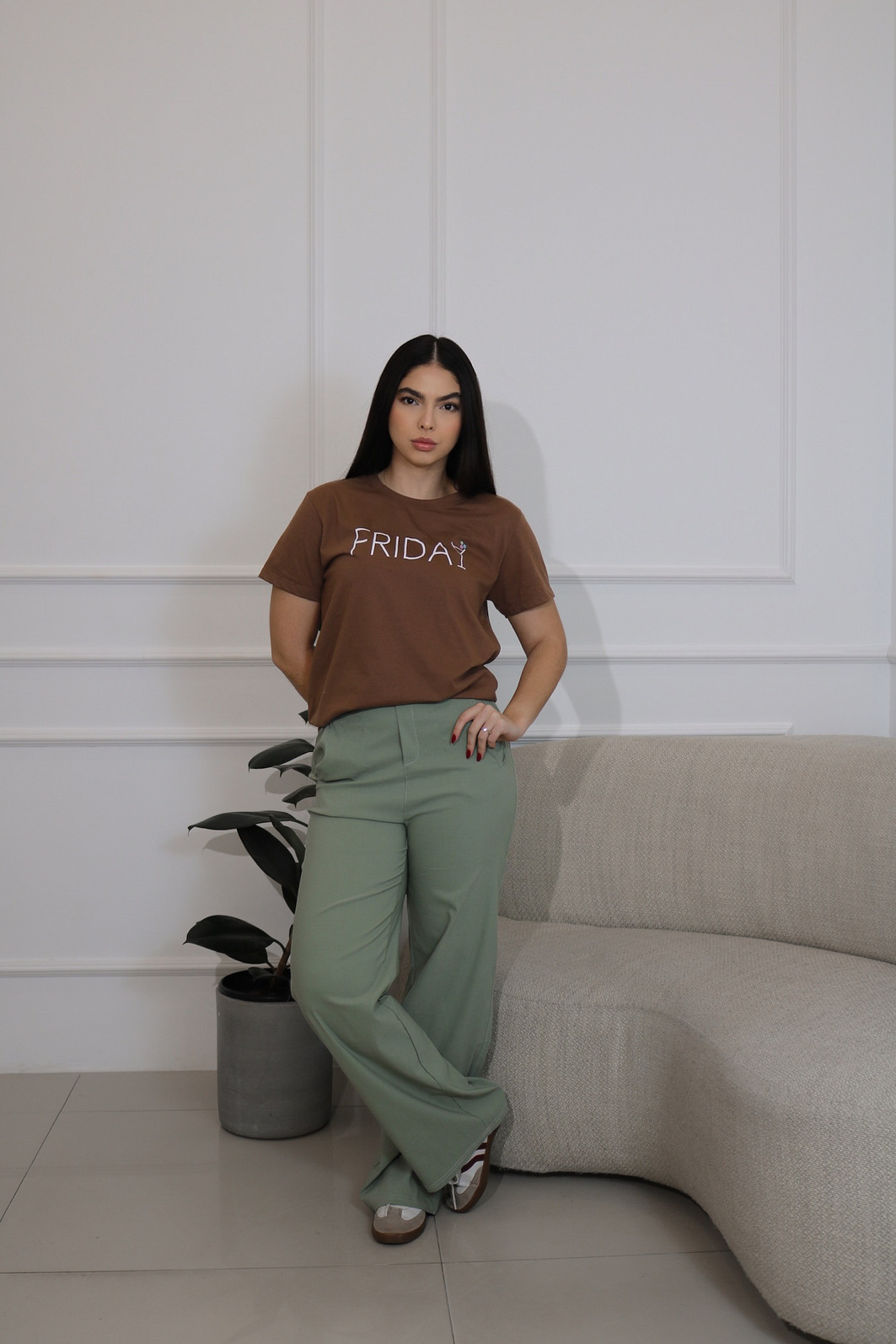 T-SHIRT FRIDAY CACAU (COM BORDADO A MÃO)