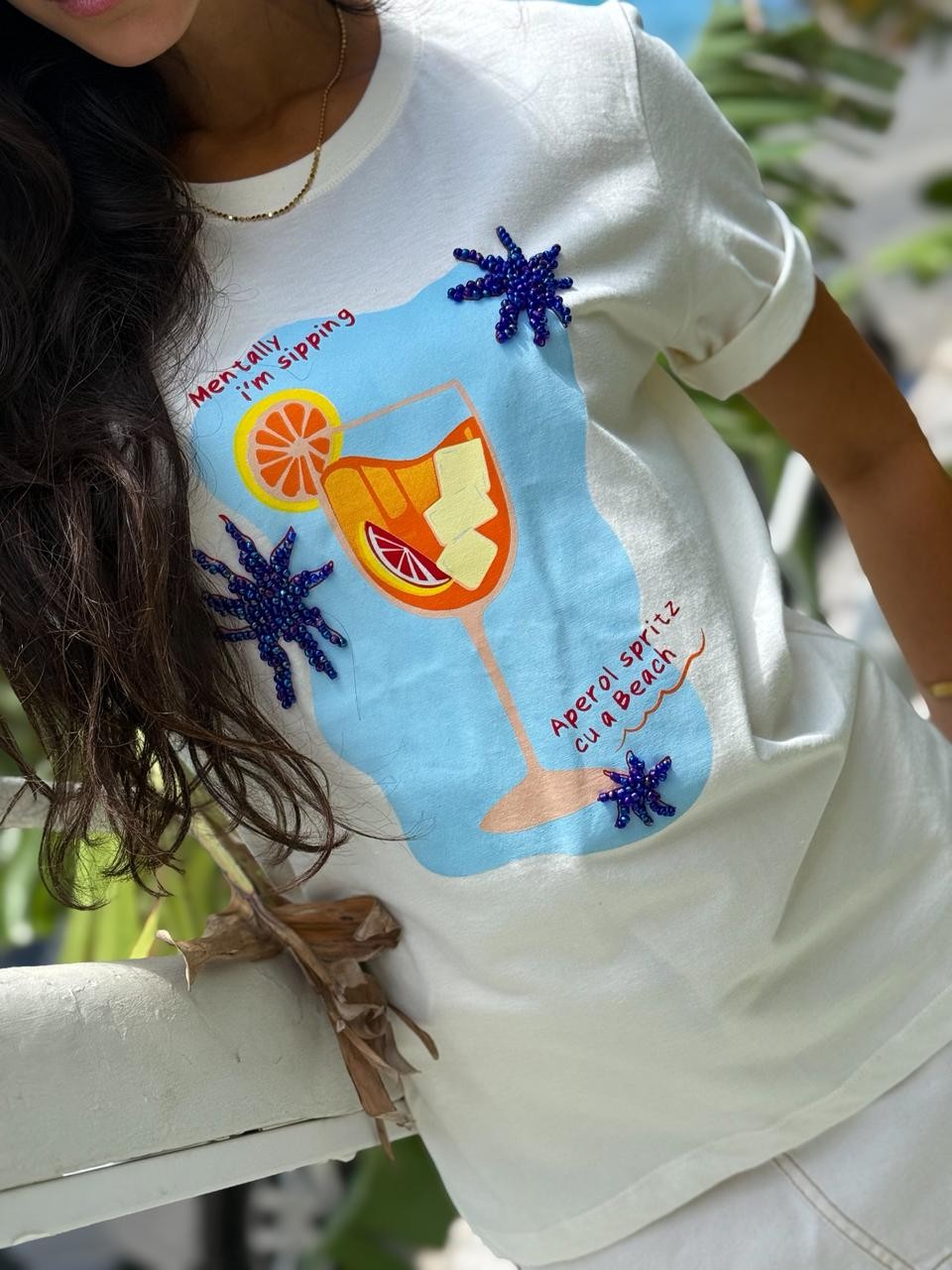 T-shirt Feminina Aperol Cor Off White Bordada a Mão