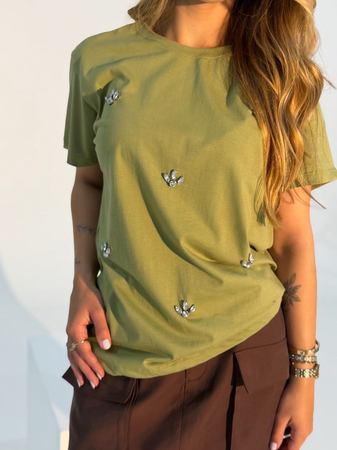 T-shirt Feminina Pamela Bordada Cor Verde Oliva