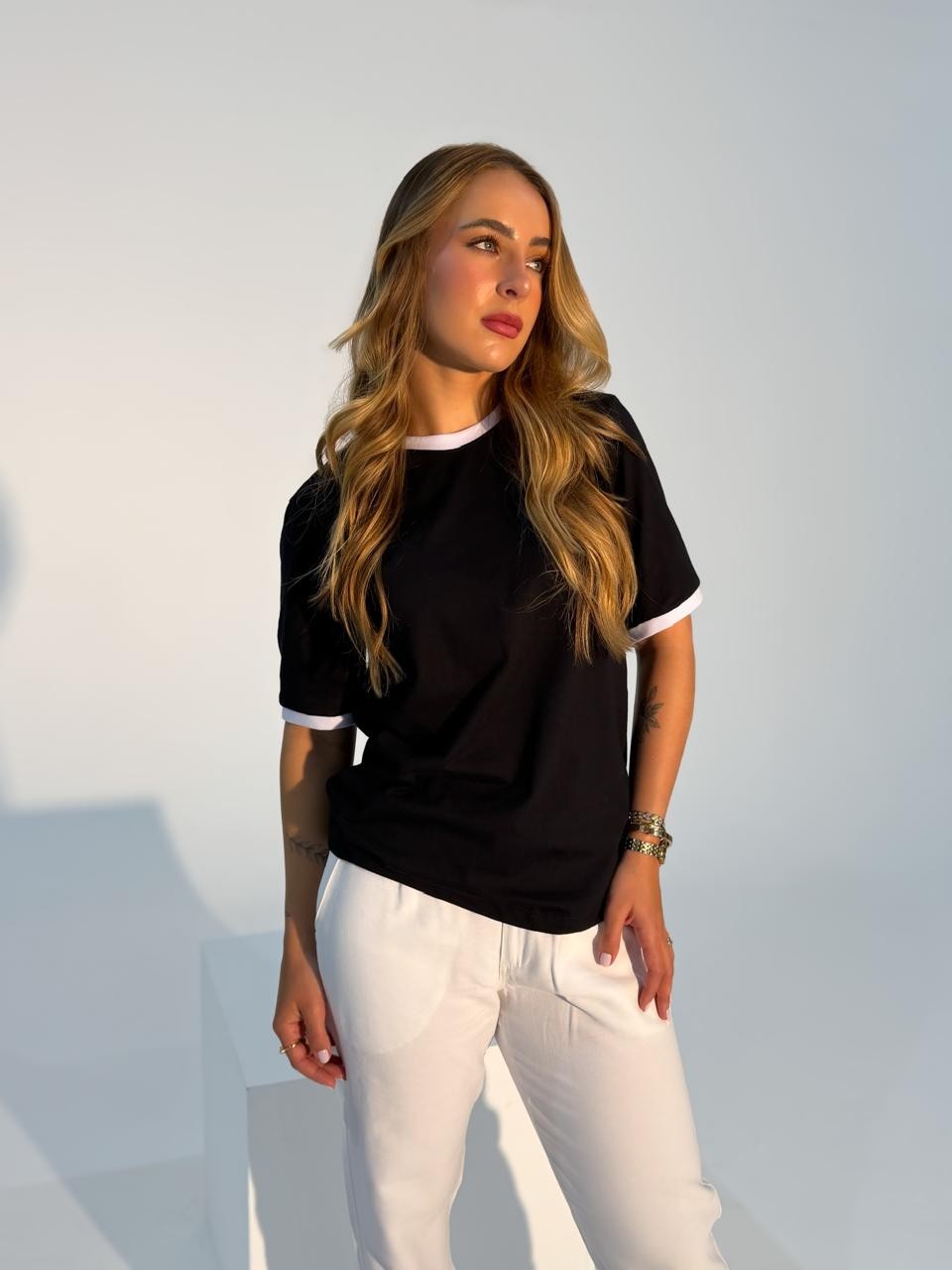 T-shirt Feminina Alice Cor Preta Com detalhe Bicolor T-shirt Feminina Alice Cor Preta Com detalhe Bicolor