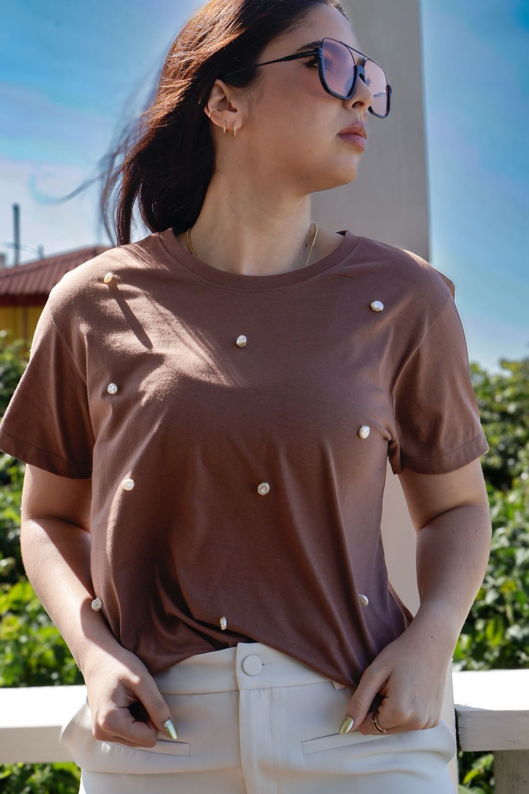 Camiseta T-shirt feminina Safira cor cacau (peça bordada com madreperola)