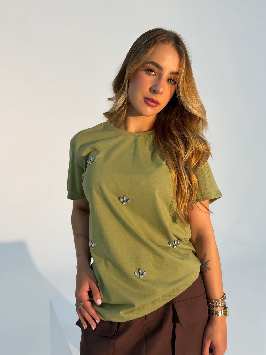 T-shirt Feminina Pamela Bordada Cor Verde Oliva