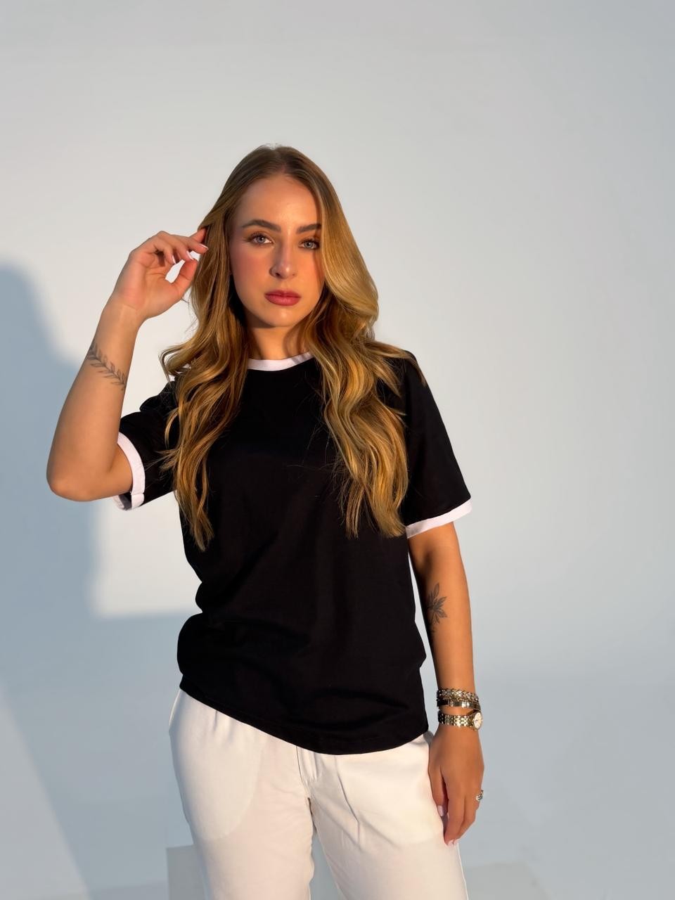 T-shirt Feminina Alice Cor Preta Com detalhe Bicolor