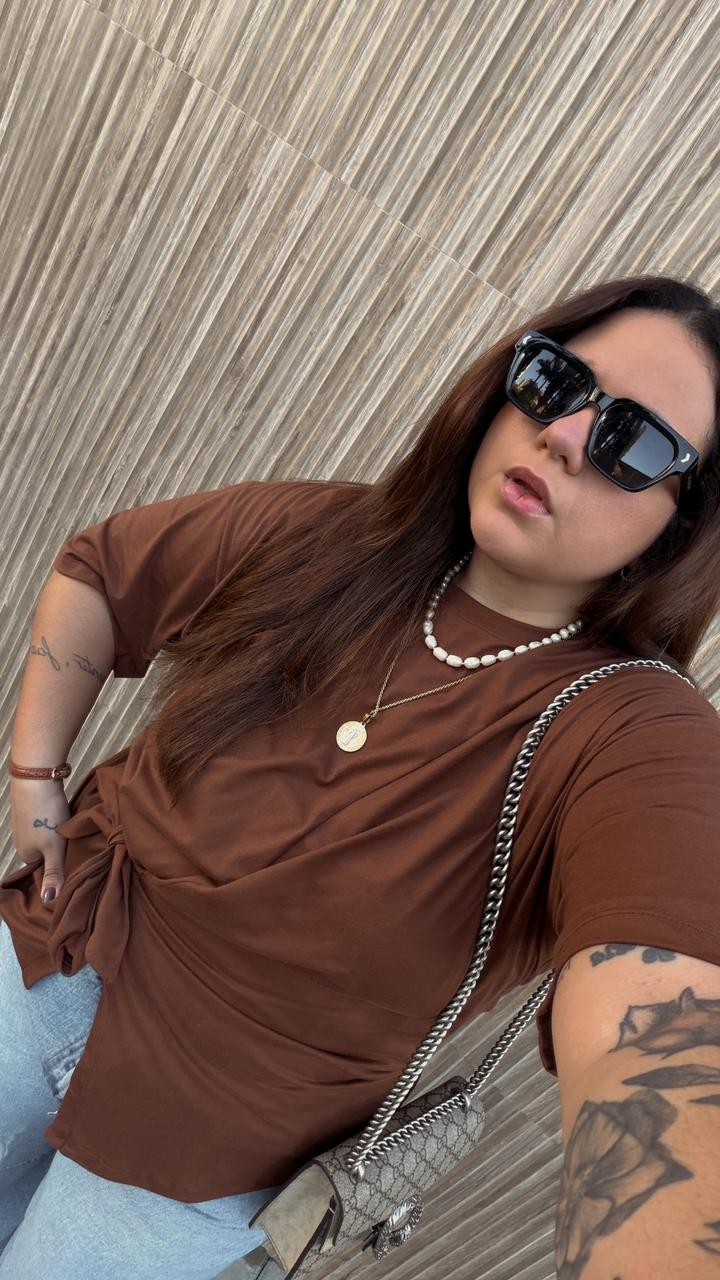 T-shirt Feminina Paloma Plus Size Detalhe Transpassada Cor Marrom T-shirt Feminina Paloma Plus Size Detalhe Transpassada Cor Marrom