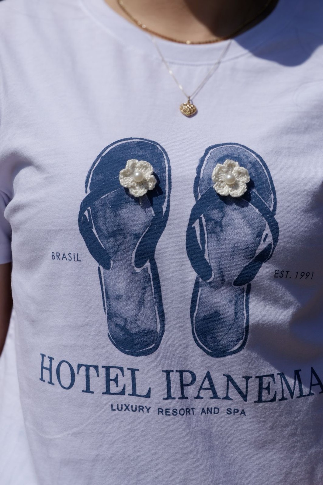 Camiseta T-shirt feminina Ipanema cor branco (peça bordada com crochê)