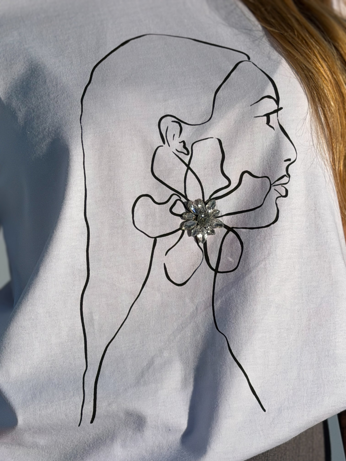 T-shirt Feminina Thamiriz Cor Branca Bordado de Strass