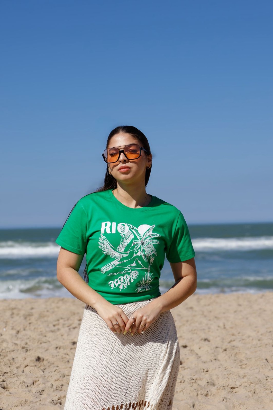 Camiseta T-shirt feminina RJ verde botega (peça bordada a mão com strass)