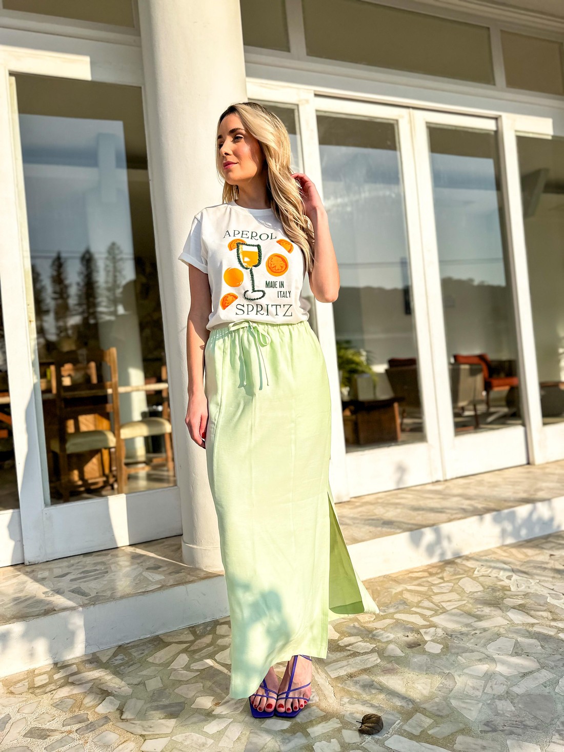 T-shirt Feminina Drink Aperol Cor Off White Bordada a Mão T-shirt Feminina Drink Aperol Cor Off White Bordada a Mão