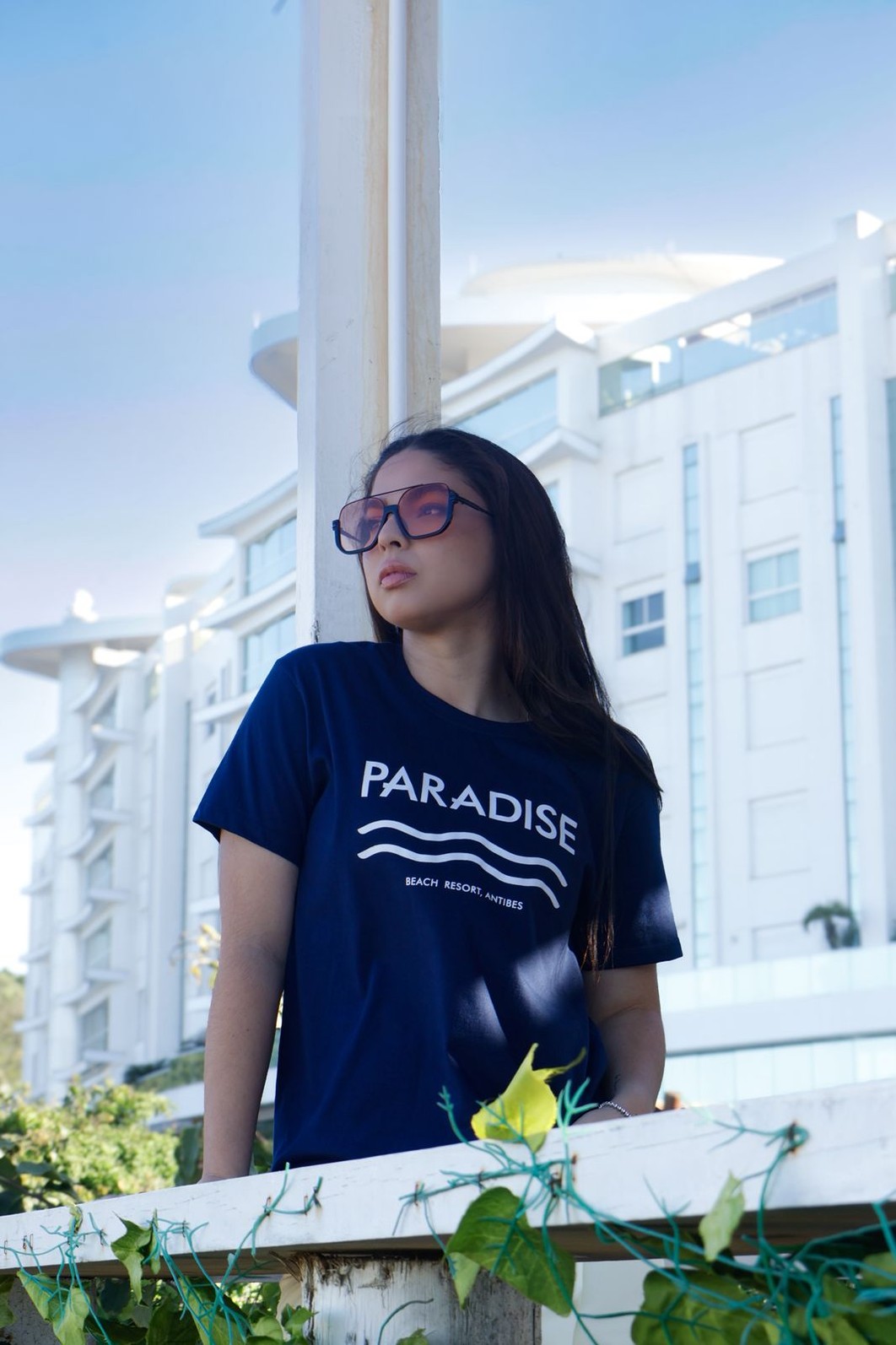 Camiseta T-shirt feminina Resorts cor azul marinho