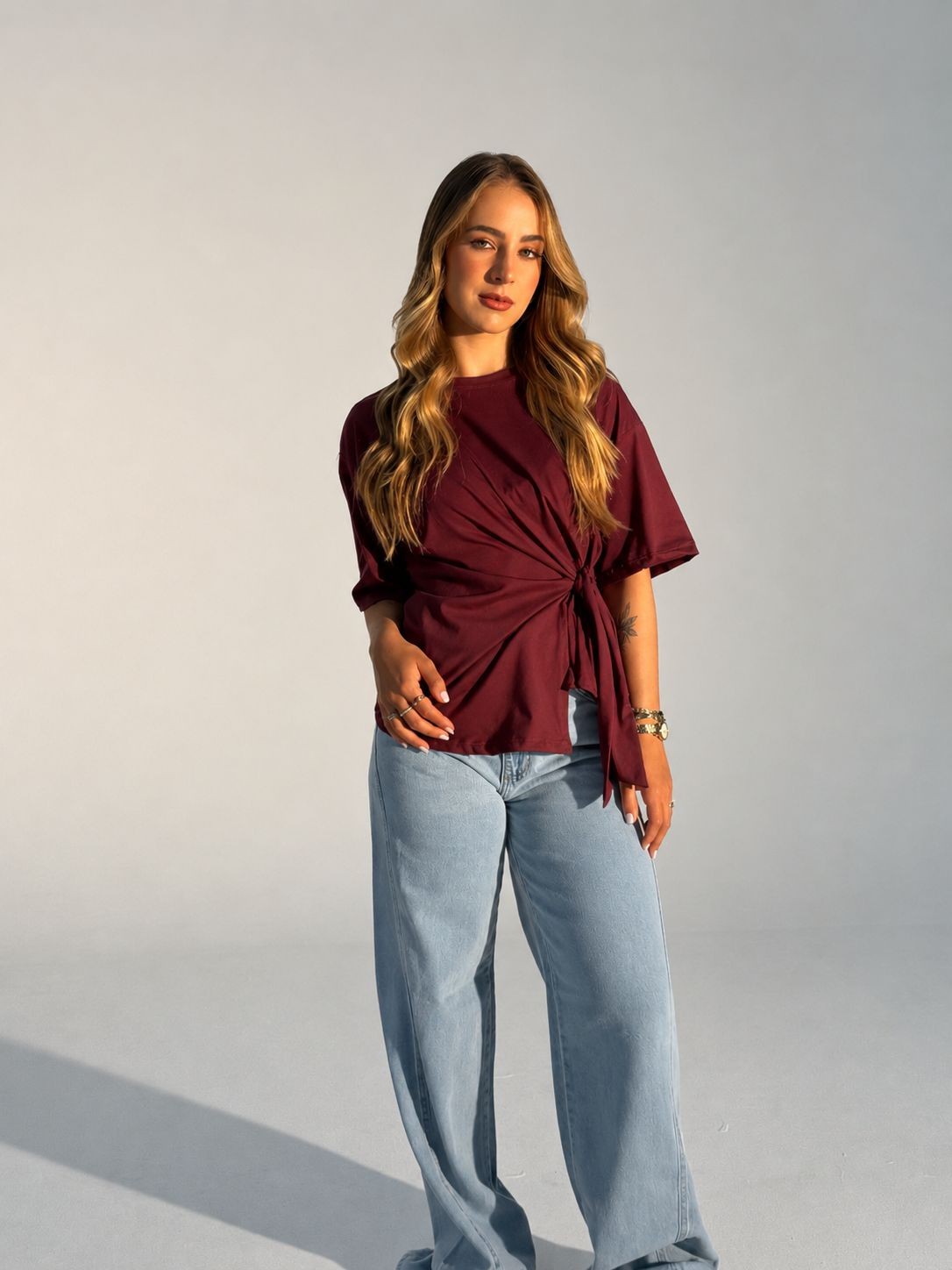 T-shirt Feminina Paloma Detalhe Transpassada Cor Marsala