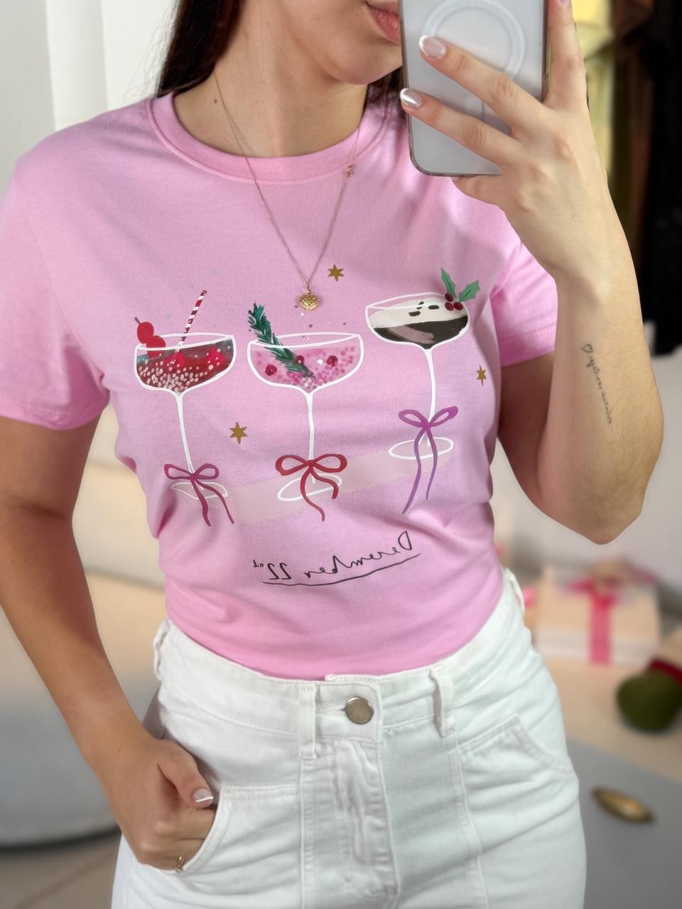T-shirt Feminina Taças Natalinas Cor Branco e Rosa Claro T-shirt Feminina Taças Natalinas Cor Branco e Rosa Claro