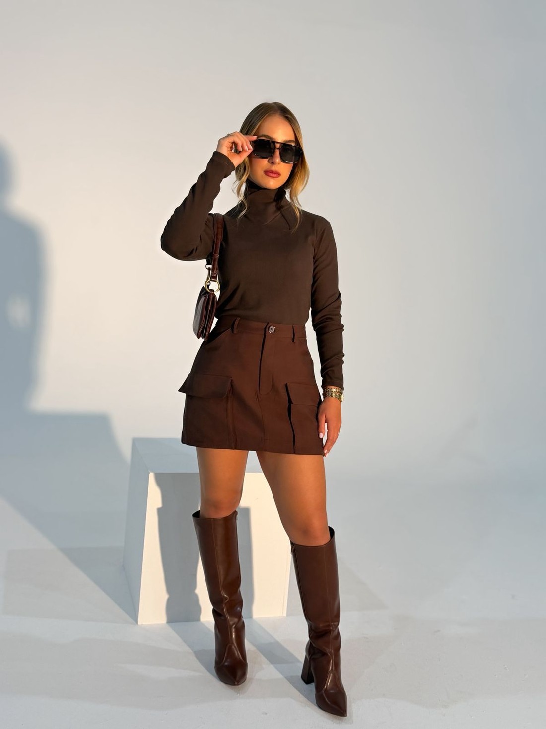 Blusa Lorena Gola Alta Marrom