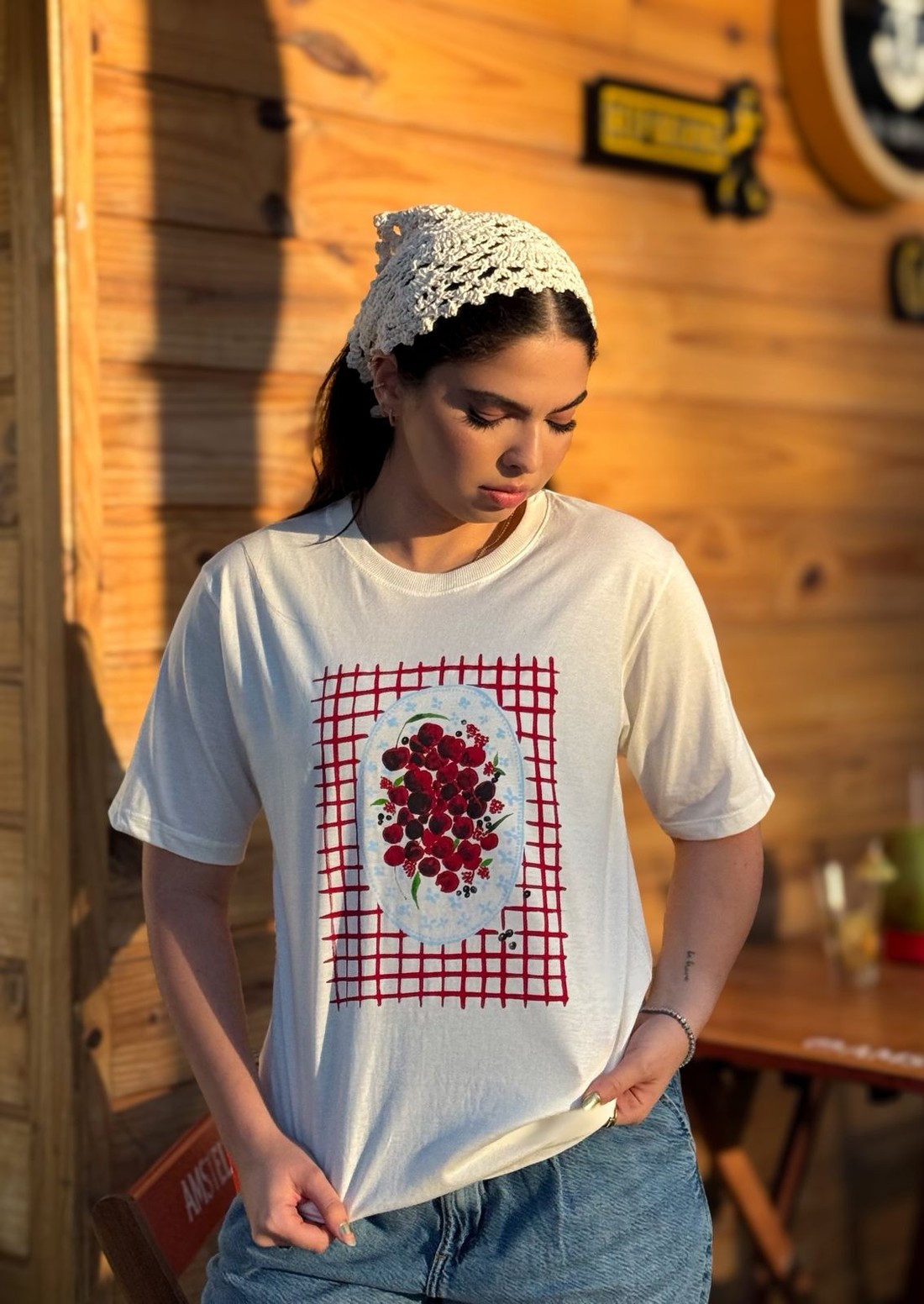 Camiseta T-shirt feminina Angelica cor off white (modelagem over off white)