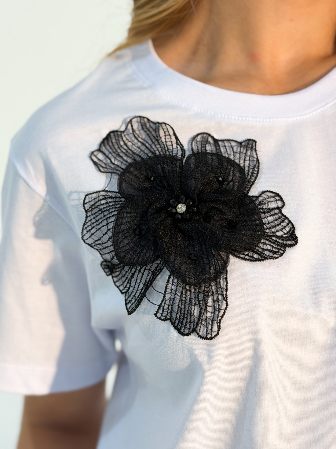 T-shirt Feminina Mayara Com Flor Cor Branca