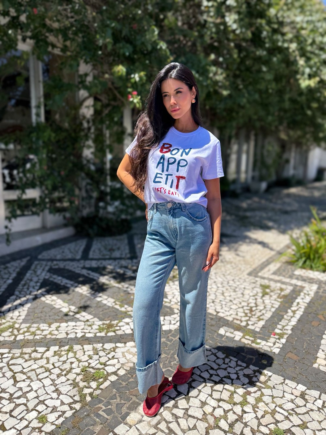 T-shirt Feminina Bonappetit Cor branco Bordada a Mão