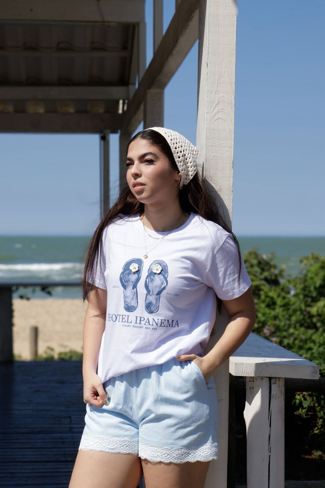 Camiseta T-shirt feminina Ipanema cor branco (peça bordada com crochê)