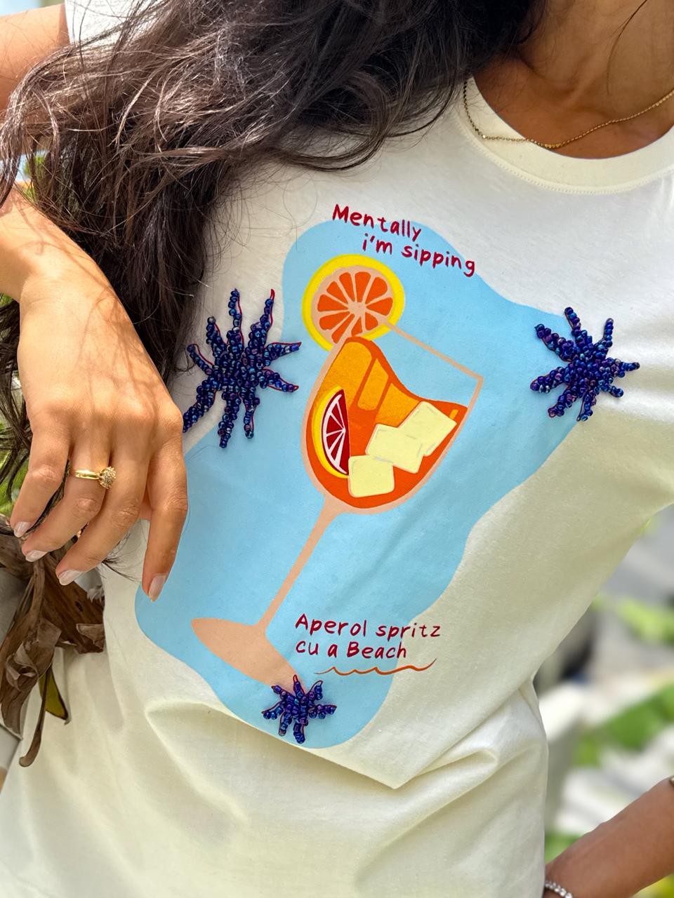 T-shirt Feminina Aperol Cor Off White Bordada a Mão