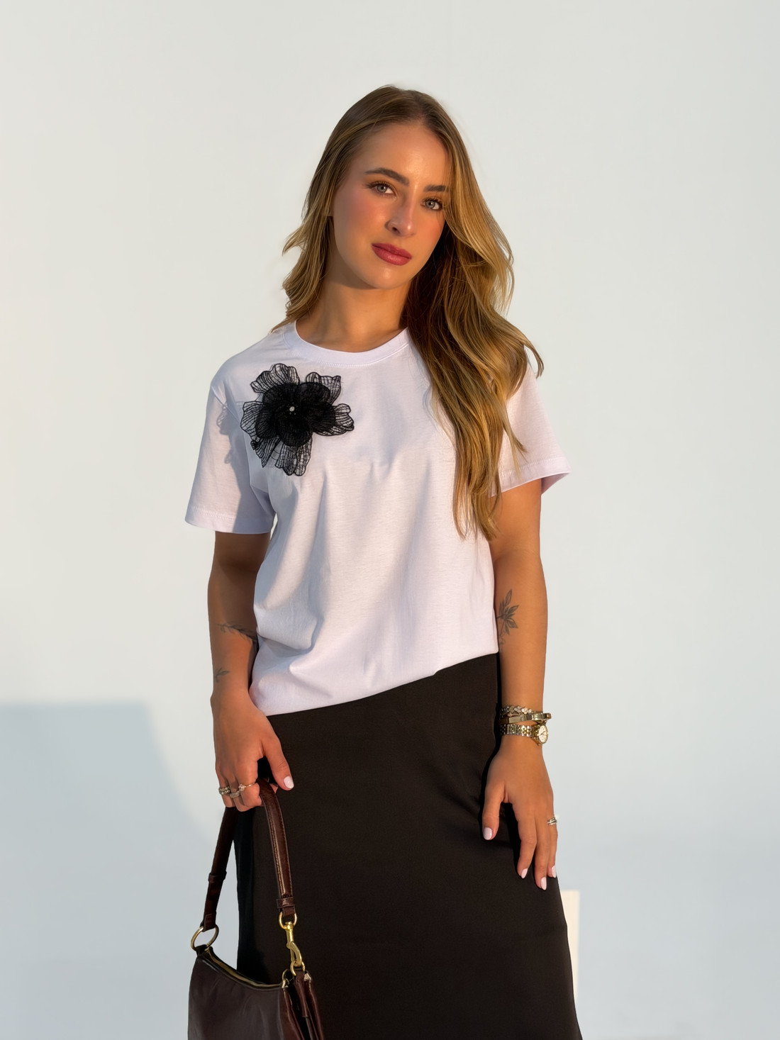 T-shirt Feminina Mayara Com Flor Cor Branca