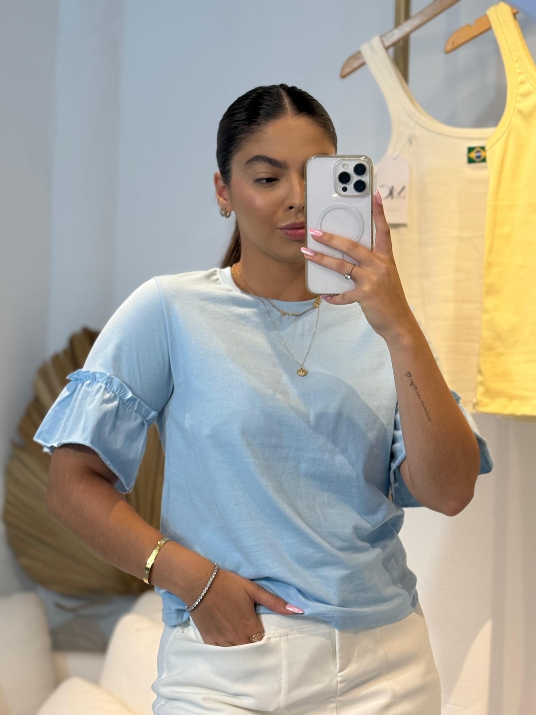 T-shirt Ana com manga 3/4 com babado cor azul claro e marrom claro