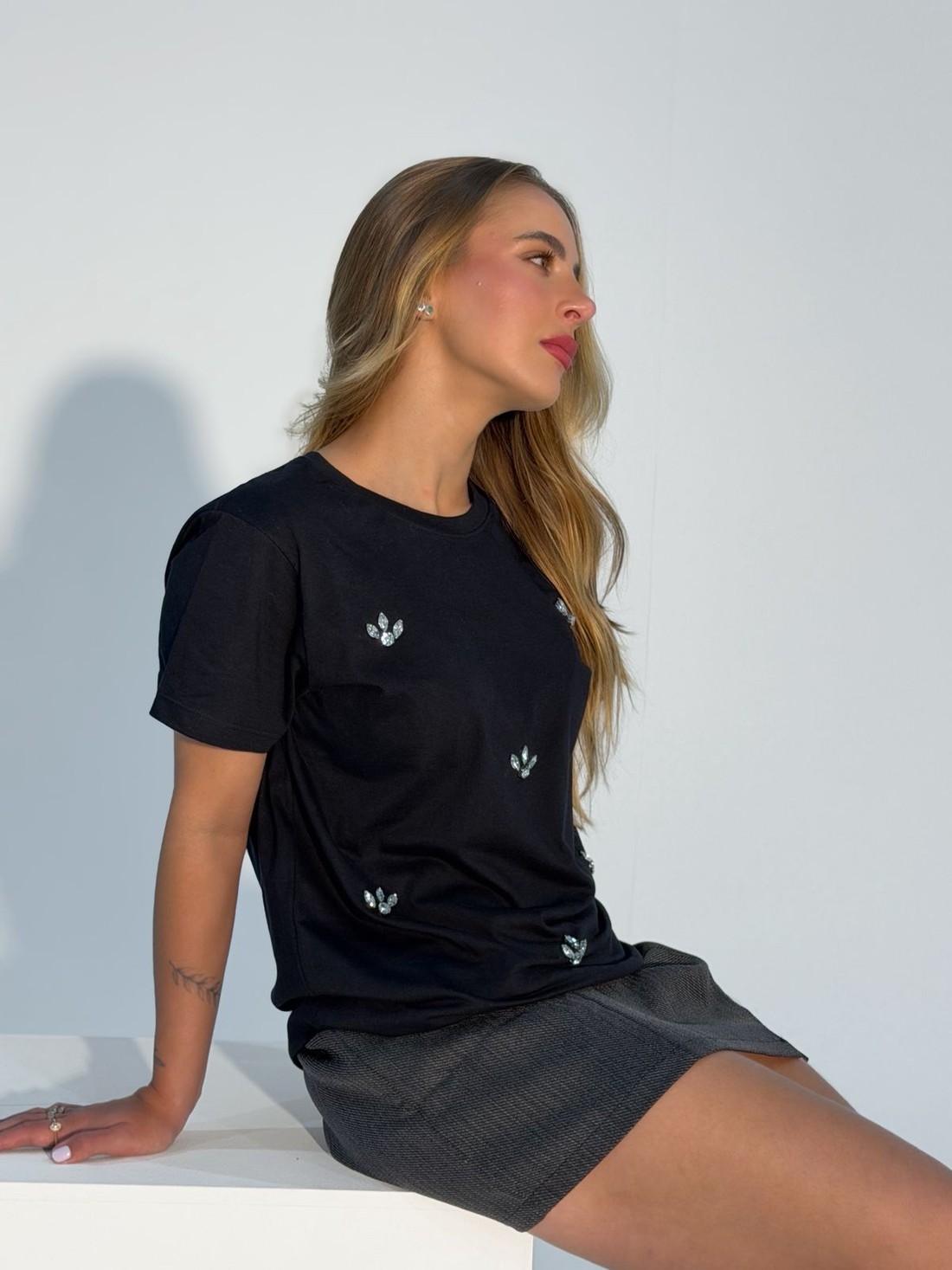 T-shirt Feminina Pamela Bordada Cor preta