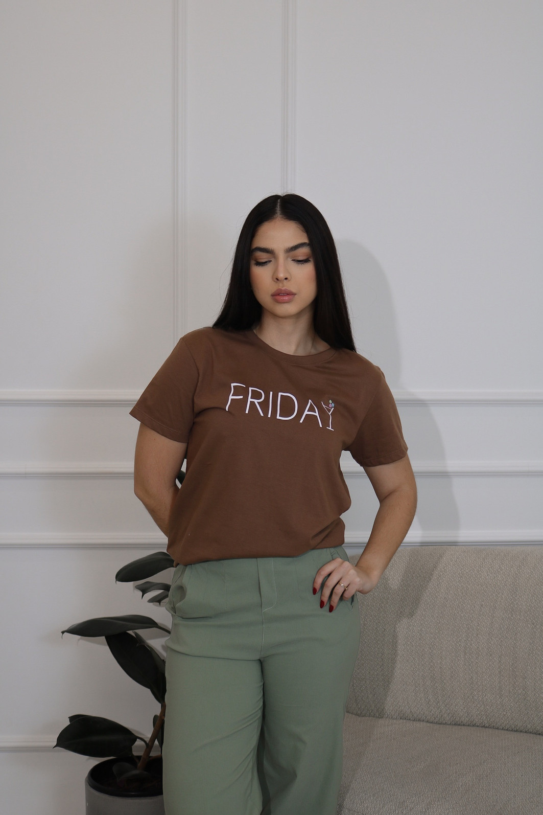T-SHIRT FRIDAY CACAU (COM BORDADO A MÃO)
