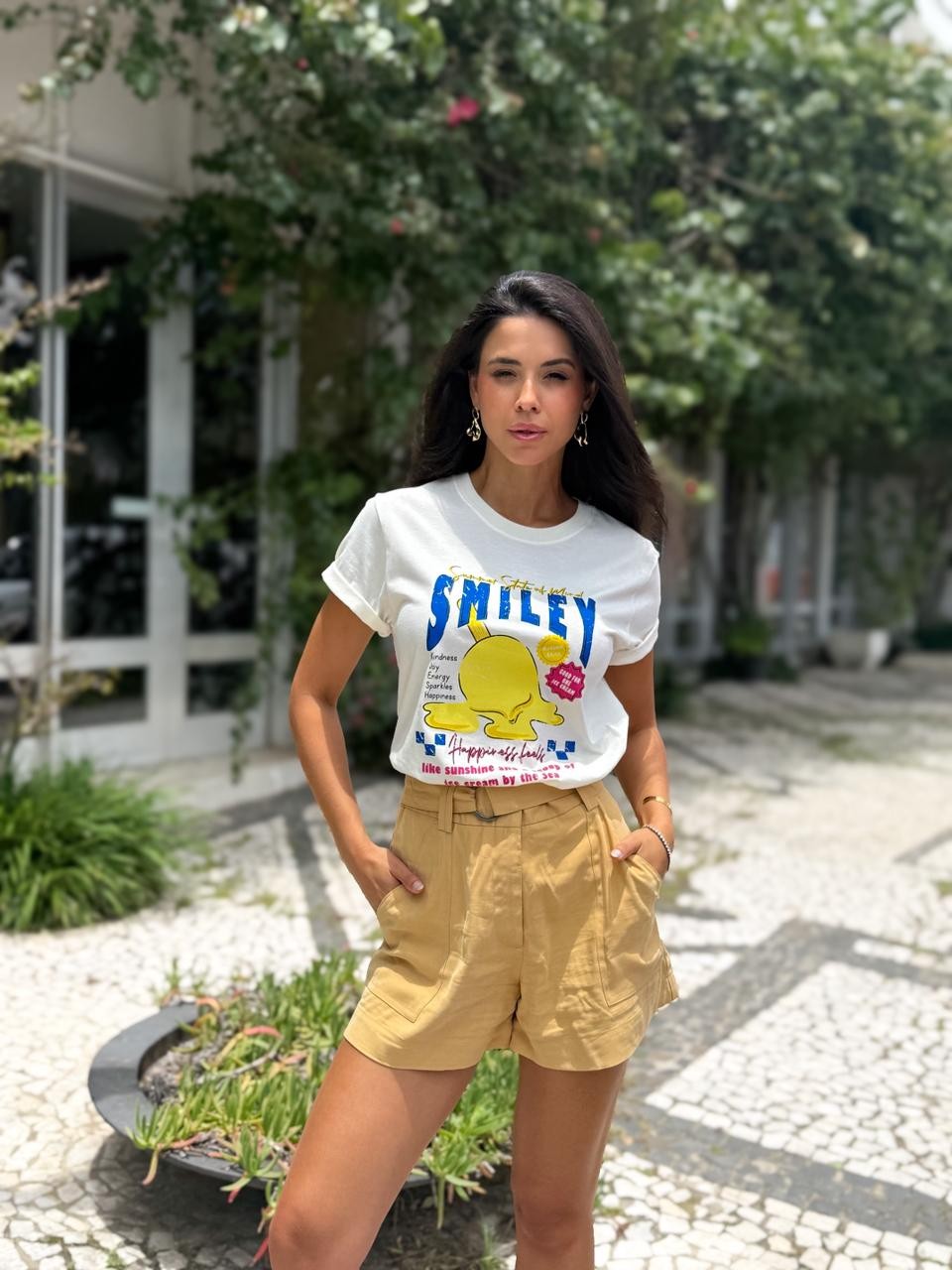 T-shirt Feminina Smiley Cor Off White T-shirt Feminina Smiley Cor Off White