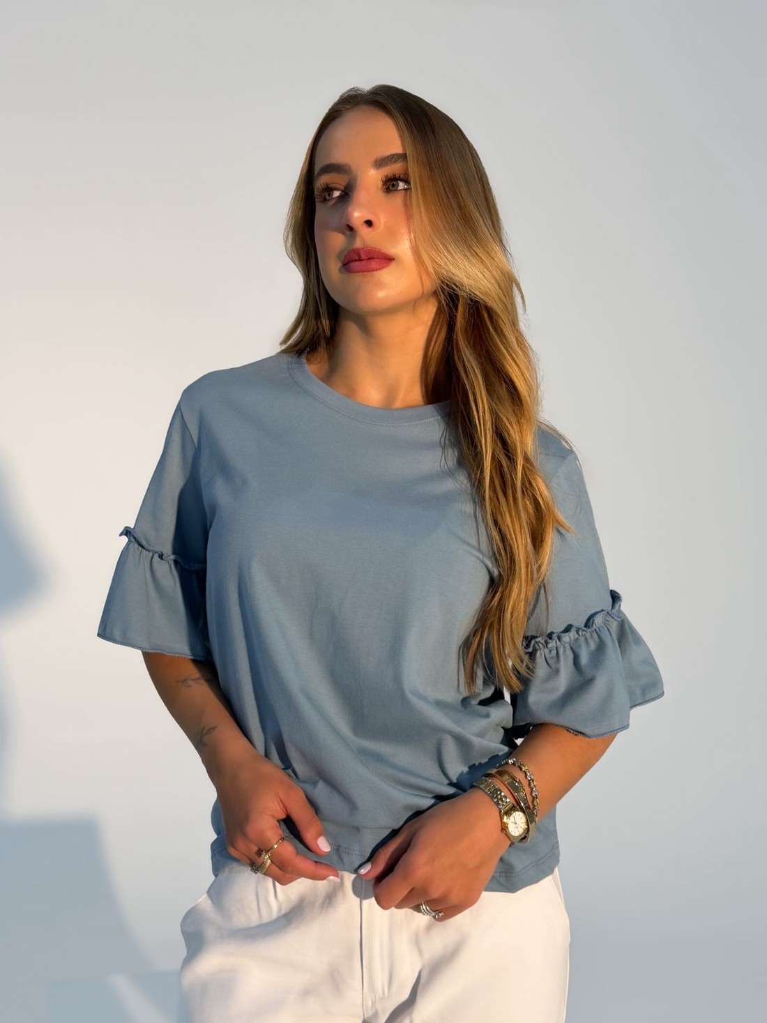 T-shirt Ana com manga 3/4 com babado cor azul claro e marrom claro T-shirt Ana com manga 3/4 com babado cor azul claro e marrom claro