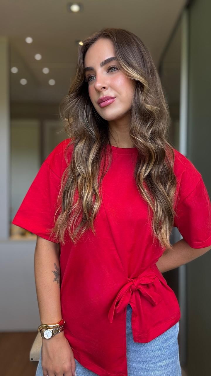 T-shirt Feminina Paloma Detalhe Frontal Transpassado Vermelha T-shirt Feminina Paloma Detalhe Frontal Transpassado Vermelha