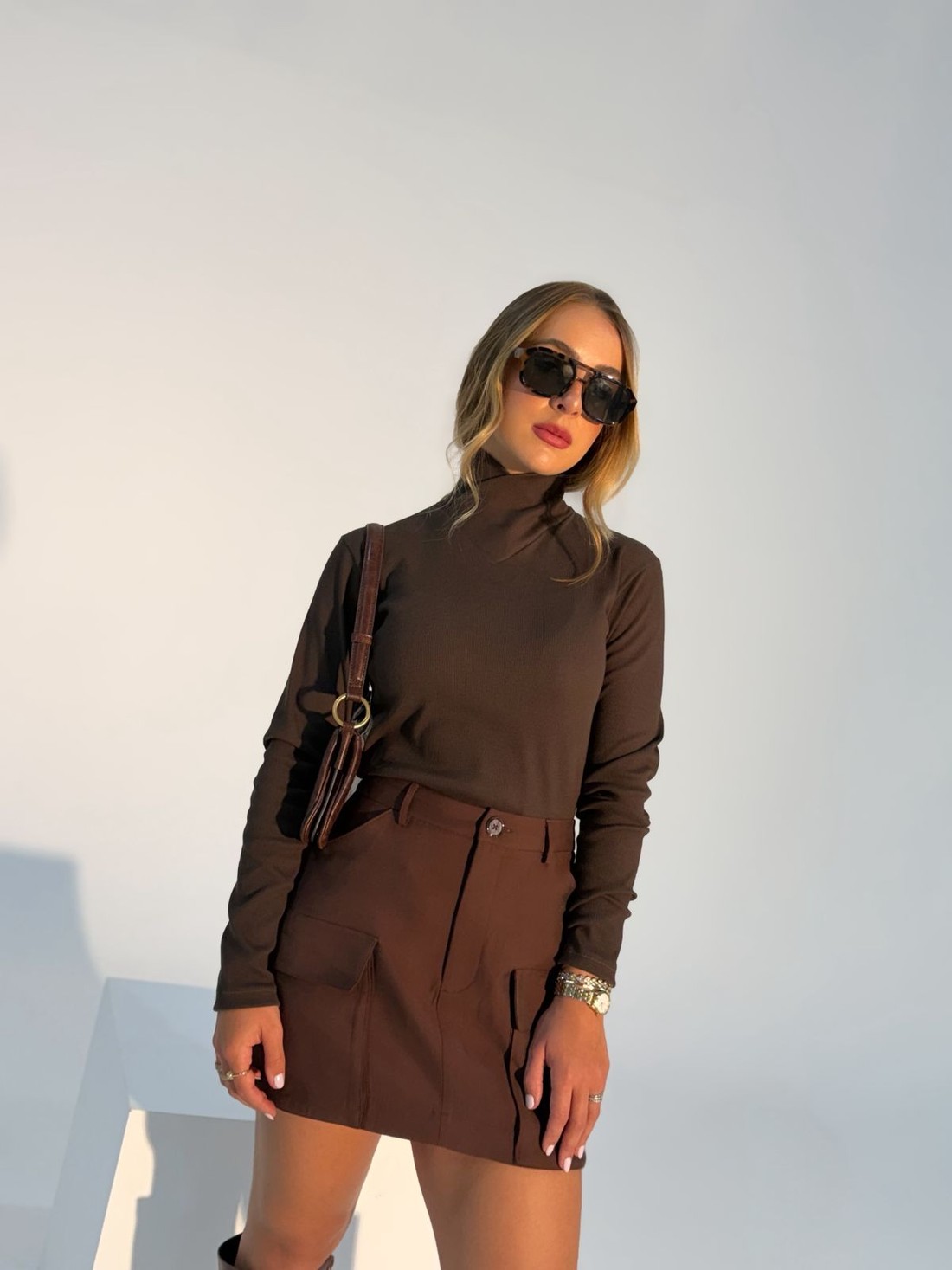 Blusa Lorena Gola Alta Marrom