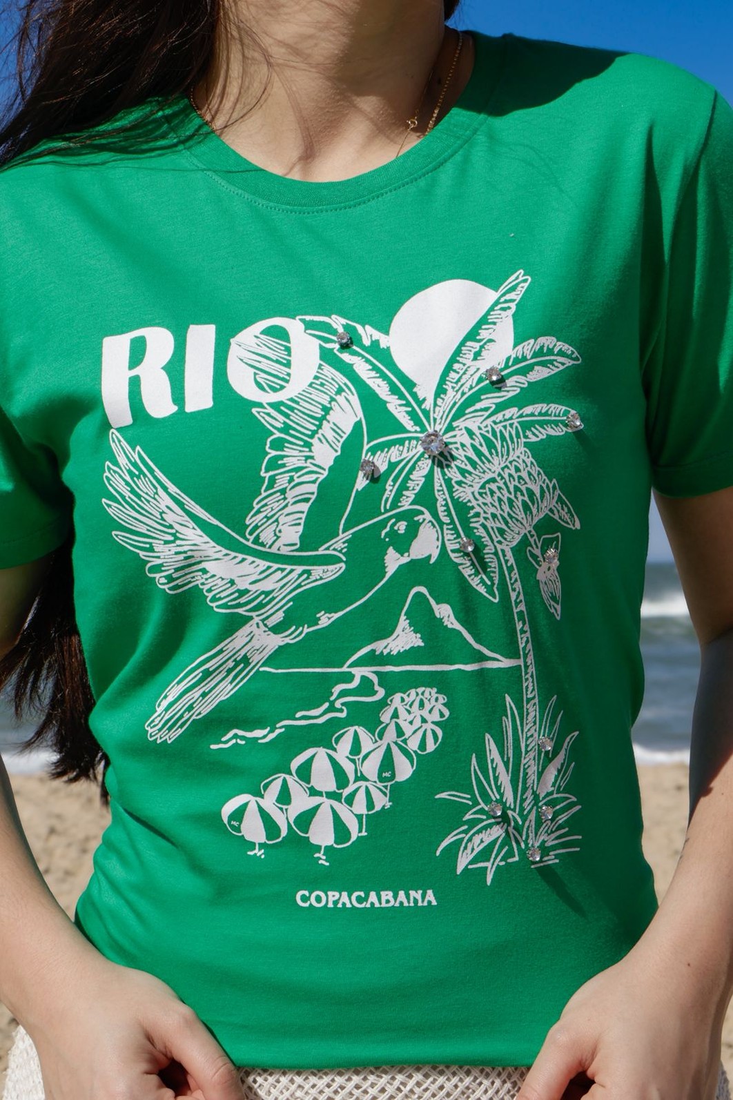 Camiseta T-shirt feminina RJ verde botega (peça bordada a mão com strass)