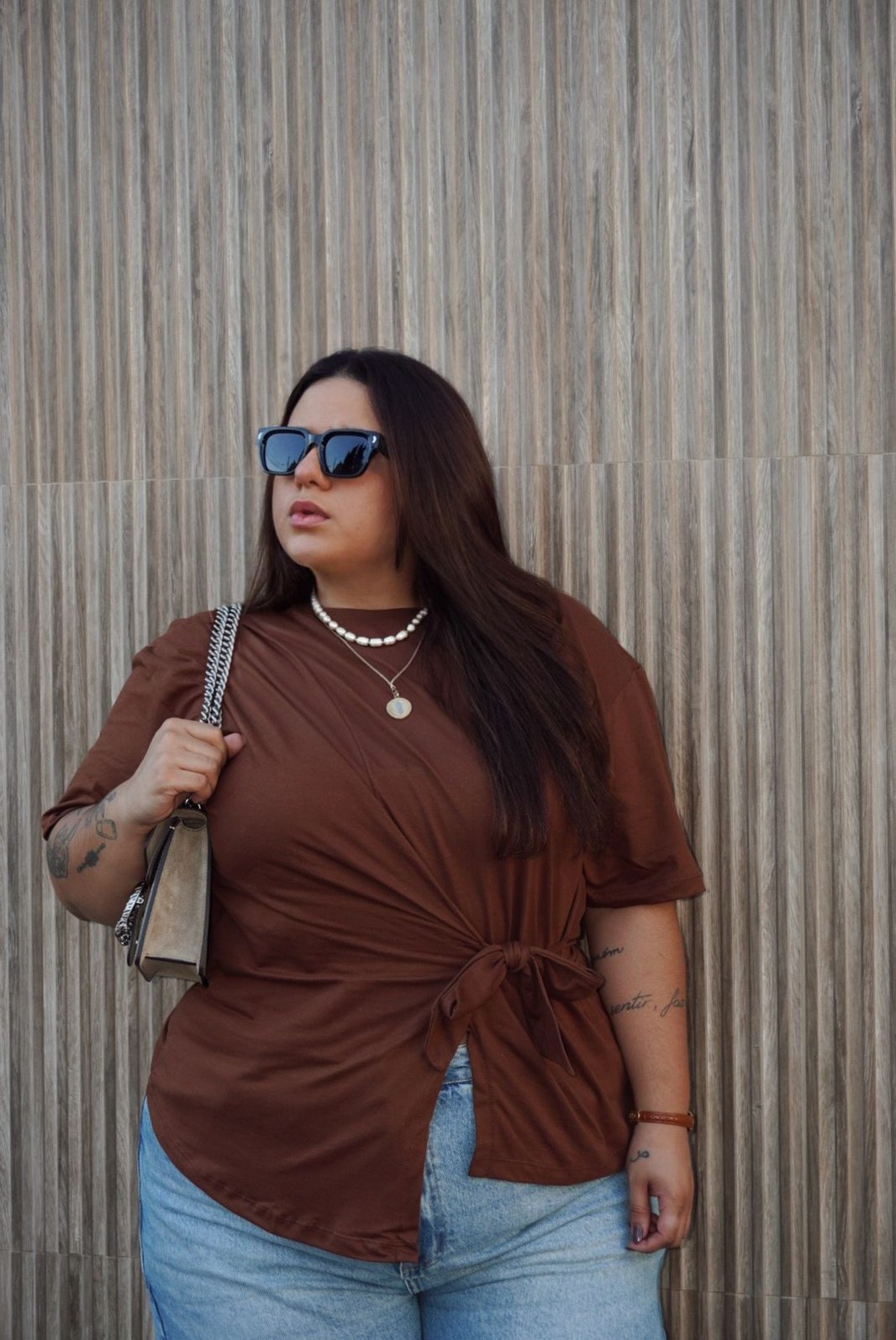 T-shirt Feminina Paloma Plus Size Detalhe Transpassada Cor Marrom T-shirt Feminina Paloma Plus Size Detalhe Transpassada Cor Marrom