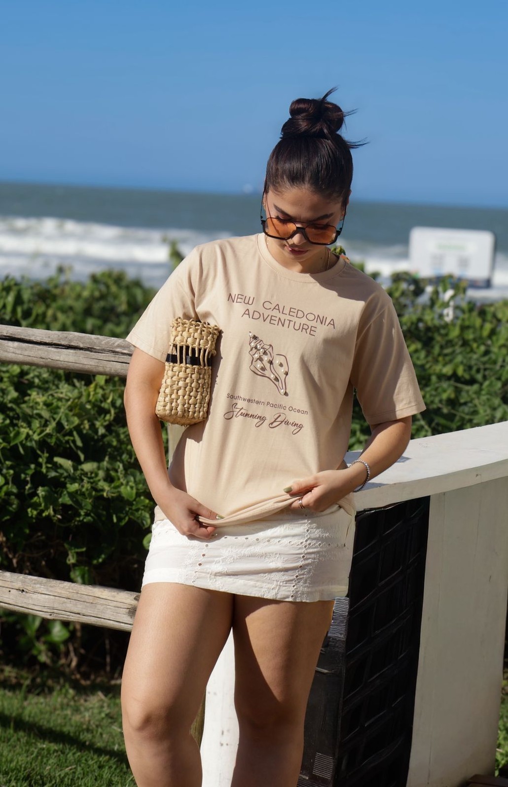 Camiseta T-shirt feminina Naiara cor cappuccino (modelagem over)